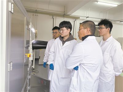 圖為安工大材料科學(xué)與工程學(xué)院碩士研究生余威（右一）在實(shí)驗(yàn)室開展研究。安工大供圖