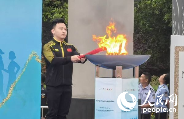在活動開幕式上，馮喆點燃火炬。人民網(wǎng)記者 楊磊攝