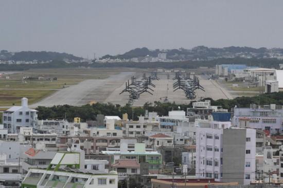 這是2023年11月25日在日本沖繩美軍普天間基地駐留的“魚鷹”運(yùn)輸機(jī)（資料照片）。新華社記者馮武勇攝