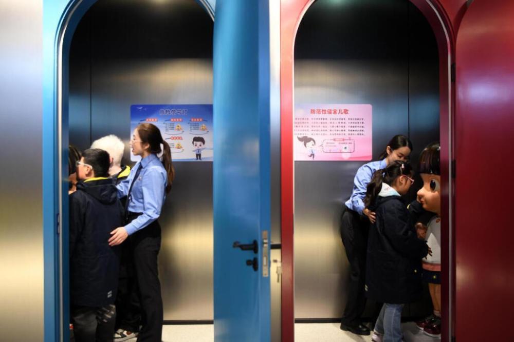 2025年4月2日，殘障兒童在無障礙青少年法治教育基地體驗。
