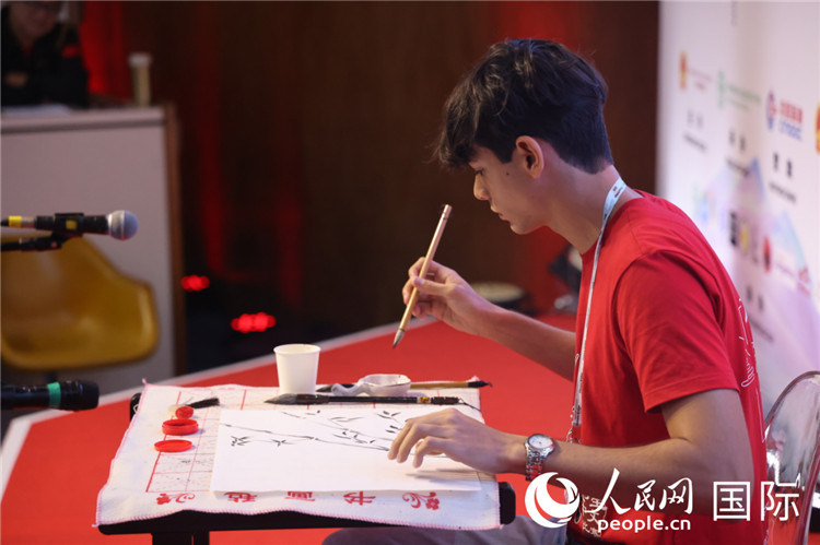 2025年“漢語橋”巴西賽區(qū)決賽的“才藝展示”環(huán)節(jié)，一名參賽者正在繪畫。人民網(wǎng)記者 時元皓攝
