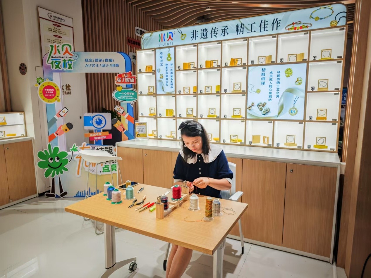 水貝夜校學(xué)員正在展示手工編繩過程。人民網(wǎng) 肖聰聰攝