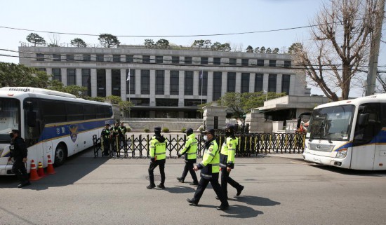 4月3日，在韓國(guó)首爾，警察在韓國(guó)憲法法院前執(zhí)勤。新華社記者姚琪琳攝