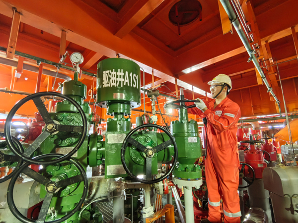 生產(chǎn)人員正在打開二氧化碳驅(qū)油井采油樹閥門。受訪者供圖