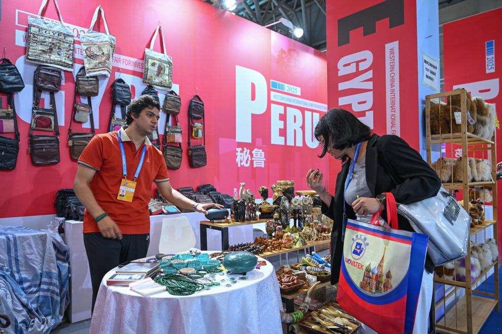5月22日，外國展商在西洽會現(xiàn)場向參觀者介紹產(chǎn)品。新華社記者 陳誠 攝