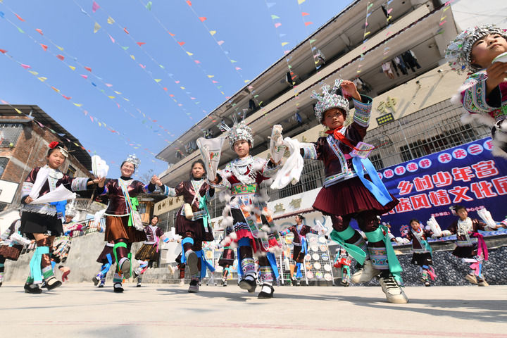 2025年3月25日，廣西柳州市融水苗族自治縣桿洞鄉(xiāng)中心小學學生在跳蘆笙踩堂舞。新華社記者 黃孝邦 攝