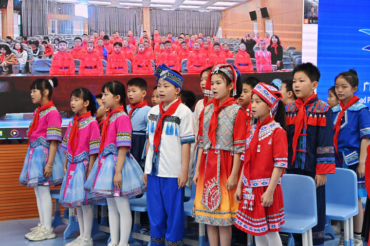 2025年3月28日，在“壯蒙一家親 共筑中國夢”手拉手主題云隊會上，廣西南寧市濱湖路小學四（1）中隊隊員通過網(wǎng)絡和內(nèi)蒙古鄂爾多斯東勝區(qū)第十二小學四（9）中隊隊員一起唱《中國少年先鋒隊隊歌》。新華社記者 周華 攝