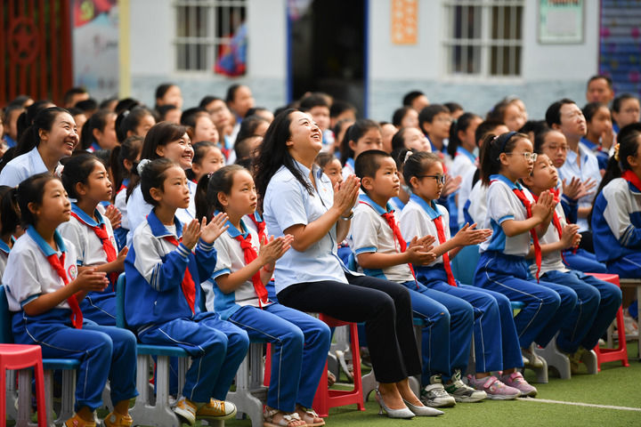 2021年7月1日，在位于陜西省延安市的楊家?guī)X福州希望小學，師生收看慶祝中國共產(chǎn)黨成立100周年大會。新華社記者 張博文 攝