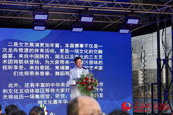中國駐法蘭克?？傤I事黃昳揚在致辭中對龍舟賽表示熱烈祝賀。人民網(wǎng) 依琳攝