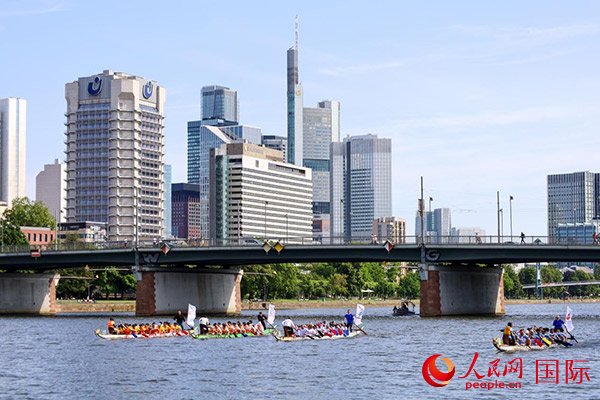 龍舟賽隊伍奮力揮槳、破浪前行。人民網(wǎng) 依琳攝