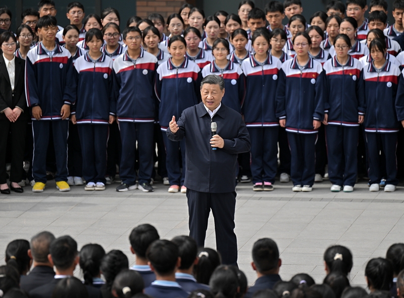 2024年6月18日，習(xí)近平總書記在青海果洛西寧民族中學(xué)考察時(shí)，同師生們親切交流。