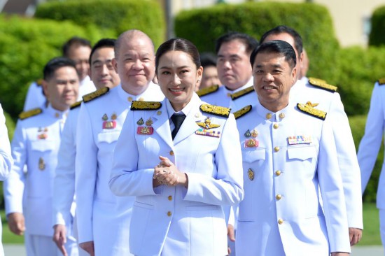 2024年9月7日，泰國總理佩通坦·欽那瓦（前中）及新一屆內(nèi)閣成員在位于首都曼谷的總理府與媒體見面。新華社發(fā)（拉亨攝）