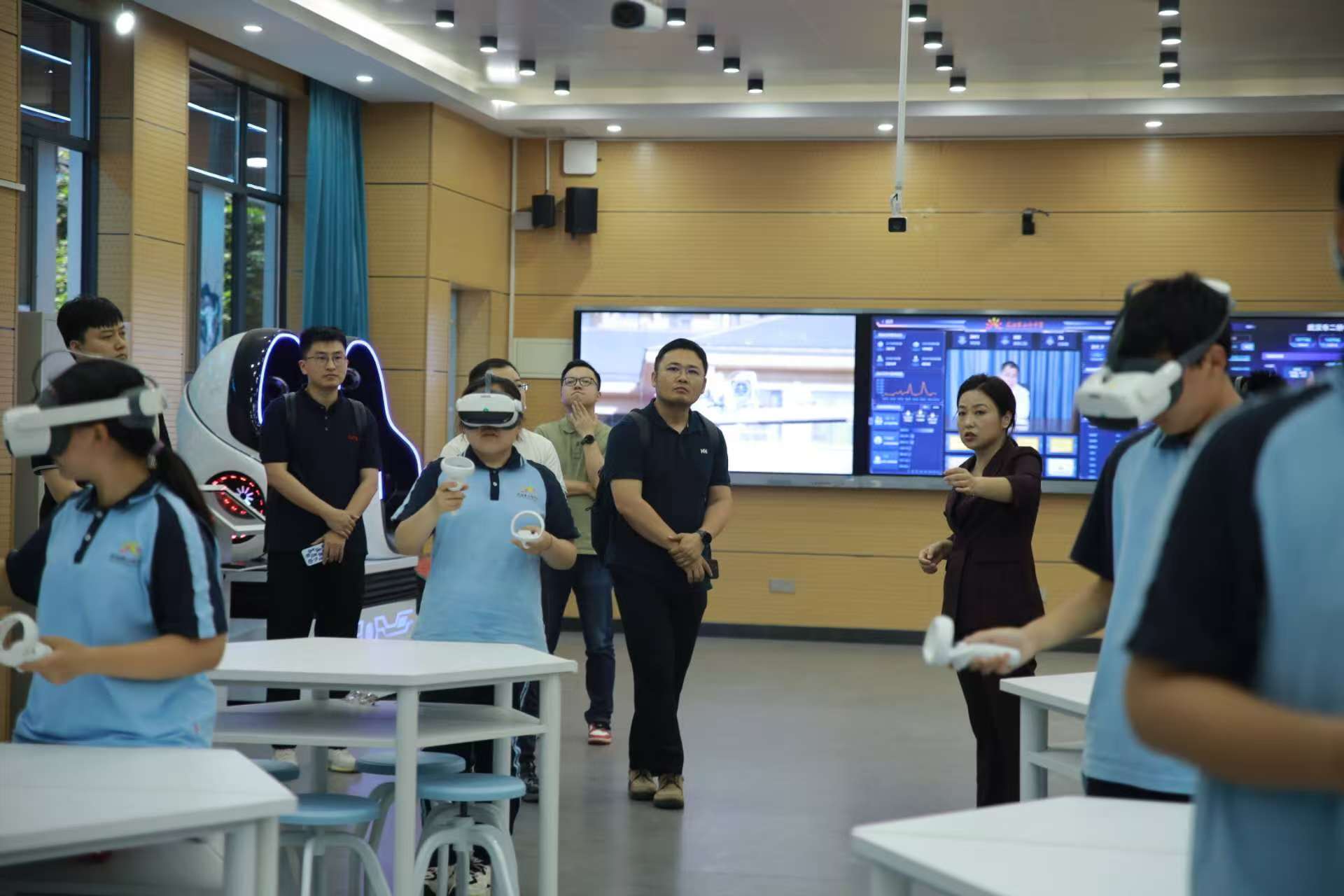 二橋中學學生在應用VR設備學習。主辦方供圖