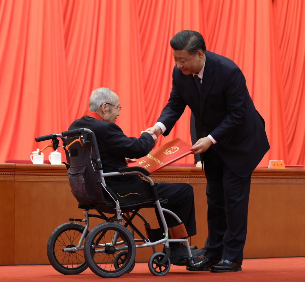 2021年11月3日，2020年度國家科學(xué)技術(shù)獎勵大會在北京人民大會堂隆重舉行。習(xí)近平總書記向獲得2020年度國家最高科學(xué)技術(shù)獎的中國航空工業(yè)集團有限公司顧誦芬院士頒獎。新華社記者 龐興雷 攝