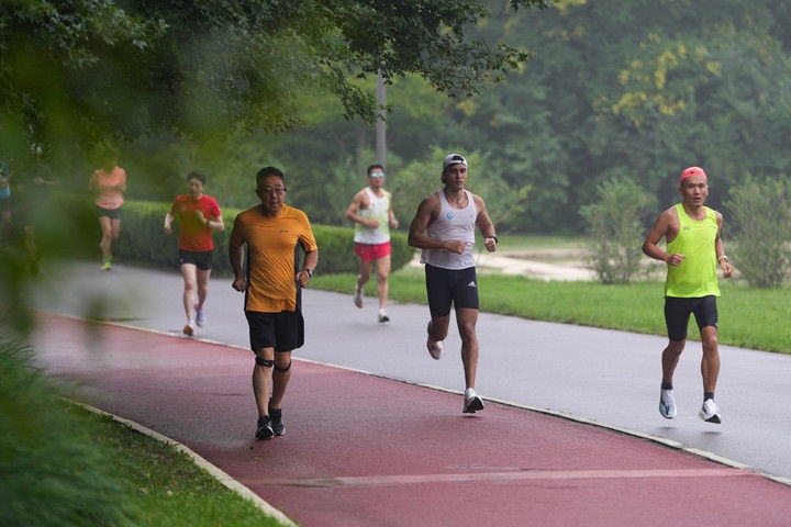 2024年7月14日，市民在北京中軸線延長線上的奧林匹克森林公園運(yùn)動(dòng)鍛煉。