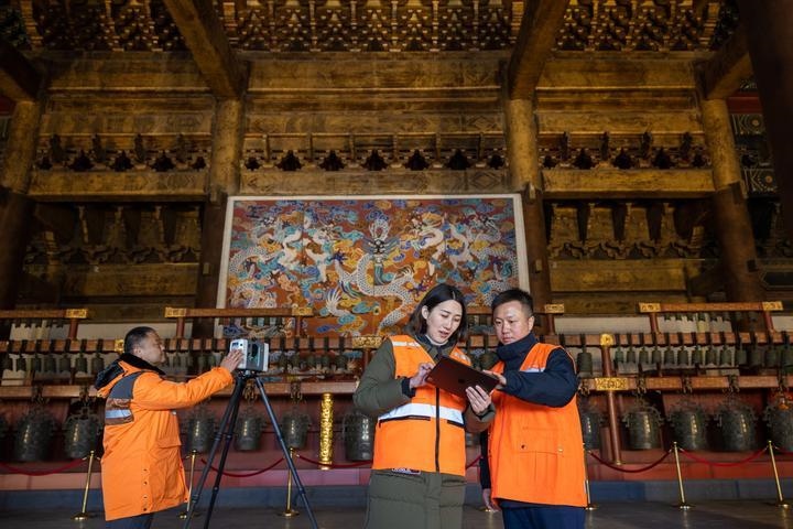 北京市測繪設(shè)計(jì)研究院團(tuán)隊(duì)在太廟測繪（2023年2月19日攝）。2020年9月起，北京市測繪設(shè)計(jì)研究院的技術(shù)團(tuán)隊(duì)開展了北京中軸線遺產(chǎn)點(diǎn)實(shí)地測繪，從文物保護(hù)、環(huán)境整治、文物騰退等方面為北京中軸線申遺提供空間數(shù)據(jù)底板。