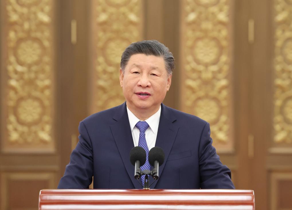2024年9月23日，習(xí)近平總書記在人民大會堂接見探月工程嫦娥六號任務(wù)參研參試人員代表并參觀月球樣品和探月工程成果展覽。這是習(xí)近平總書記發(fā)表重要講話。新華社記者 鞠鵬 攝