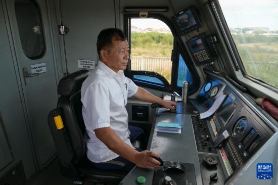 5月31日，在蒙內(nèi)鐵路內(nèi)羅畢站，機(jī)車駕駛員蔣立平在即將開往蒙巴薩的E2次列車上進(jìn)行準(zhǔn)備工作。新華社記者 楊光 攝