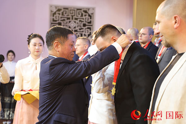 中國駐俄羅斯大使張漢暉為獲獎(jiǎng)?wù)哳C獎(jiǎng)。人民網(wǎng)記者 肖新新攝