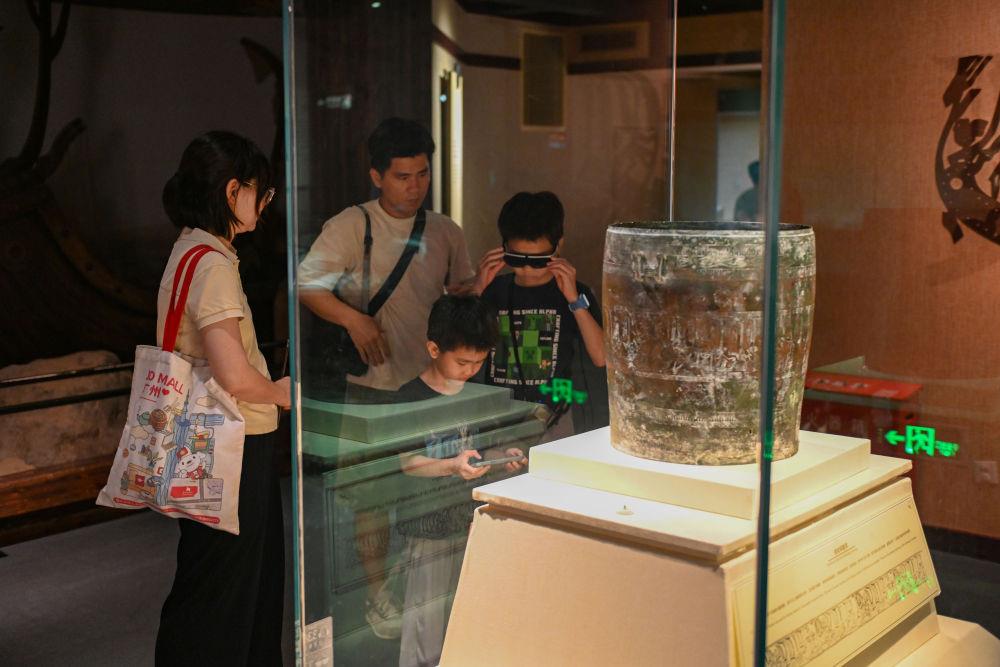△2025年5月18日，游客在廣東廣州南越王博物院（王墓展區(qū)）體驗(yàn)AR眼鏡智慧導(dǎo)覽服務(wù)。