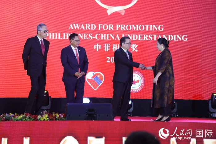 菲律賓前參議員許爾琦榮獲“終身成就獎”。人民網(wǎng)記者樊帆 攝