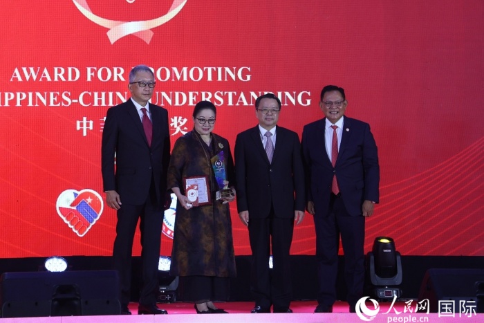 菲律賓前參議員許爾琦榮獲“終身成就獎”。人民網(wǎng)記者 樊帆攝